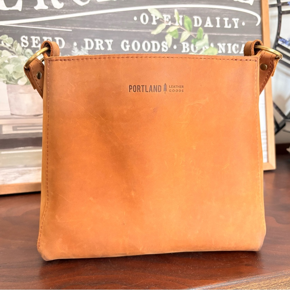 Triangle Shoulder Bag PORTLAND LEATHER Dakota